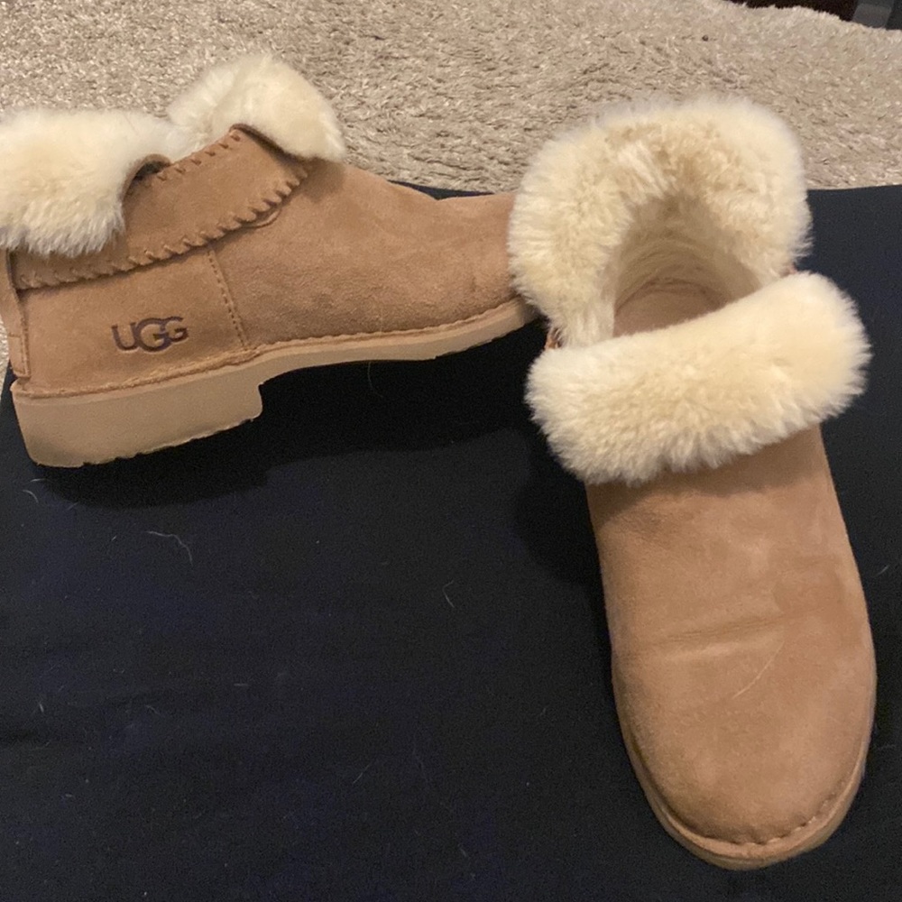 Ugg Elisa short boot size 8.5 women’s brand new.